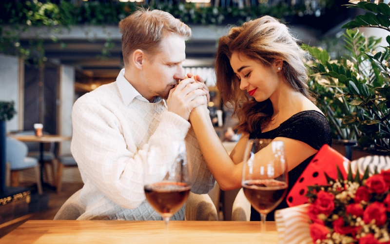 Why Online Dating is Now the Most Popular Way to Meet Partners